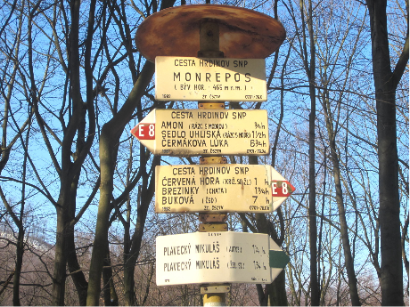 Foto di alcuni cartelli di sentieri.